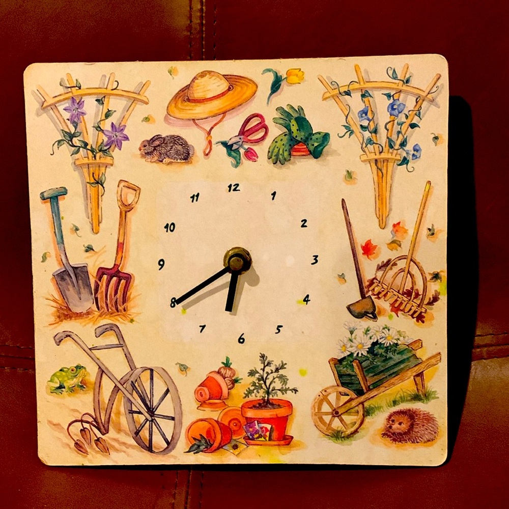 Battery operated wall clock